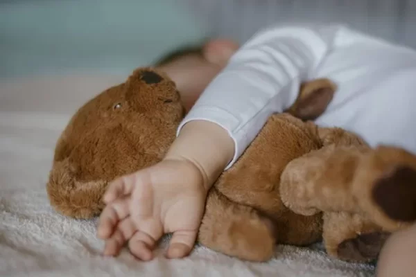 Mothers can feel at ease with these 5 ways to help their babies fall asleep easily. Sleep soundly throughout the night.